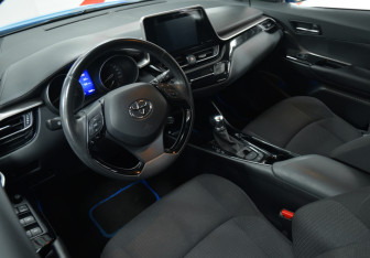 Подержанный автомобиль Toyota C-HR 2019 года (7 фото)