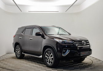 Подержанный автомобиль Toyota Fortuner 2018 года (3 фото)