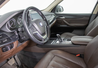 Подержанный автомобиль BMW X5 2015 года (11 фото)