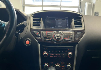 Подержанный автомобиль Nissan Pathfinder 2016 года (16 фото)