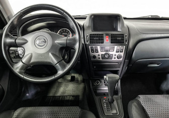 Подержанный автомобиль Nissan Almera Hatchback 2006 года (12 фото)