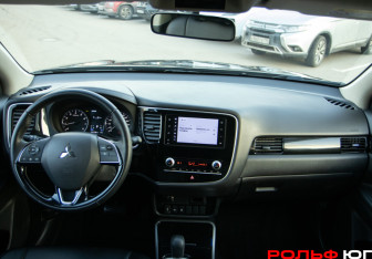 Подержанный автомобиль Mitsubishi Outlander 2020 года (11 фото)