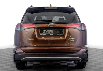 Подержанный автомобиль Toyota RAV4 2017 года (6 фото)