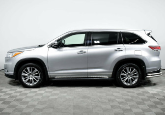 Подержанный автомобиль Toyota Highlander 2015 года (3 фото)