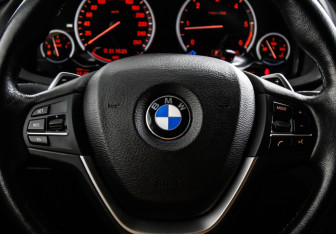 Подержанный автомобиль BMW X4 2015 года (27 фото)