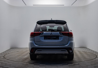 Подержанный автомобиль Mitsubishi Outlander 2020 года (6 фото)