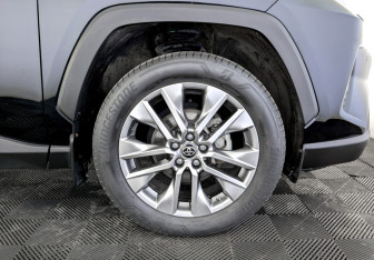 Подержанный автомобиль Toyota RAV4 2022 года (18 фото)
