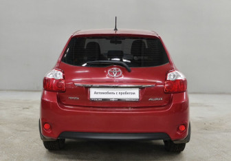 Подержанный автомобиль Toyota Auris Hatchback 2011 года (6 фото)