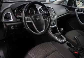 Подержанный автомобиль Opel Astra Sedan 2014 года (11 фото)