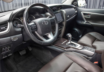 Подержанный автомобиль Toyota Fortuner 2017 года (17 фото)