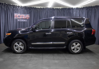 Подержанный автомобиль Toyota Land Cruiser Suv 2012 года (8 фото)