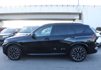 Подержанный автомобиль BMW X5 2025 года (3 фото)