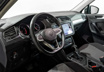 Подержанный автомобиль Volkswagen Tiguan 2021 года (15 фото)