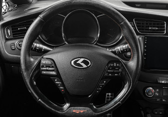 Подержанный автомобиль Kia Ceed GT 2014 года (17 фото)