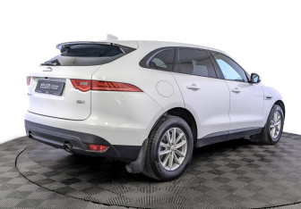 Подержанный автомобиль Jaguar F-Pace 2017 года (5 фото)