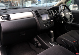 Подержанный автомобиль Nissan Tiida Hatchback 2010 года (9 фото)