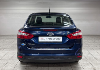 Подержанный автомобиль Ford Focus Sedan 2011 года (6 фото)