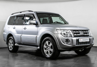 Подержанный автомобиль Mitsubishi Pajero 2012 года (3 фото)