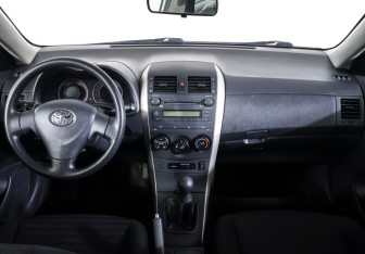Подержанный автомобиль Toyota Corolla Sedan 2008 года (12 фото)