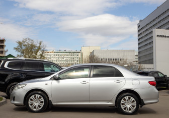 Подержанный автомобиль Toyota Corolla Sedan 2008 года (6 фото)