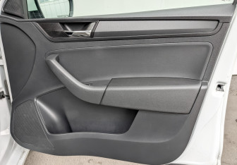 Подержанный автомобиль Skoda Rapid Liftback 2018 года (23 фото)