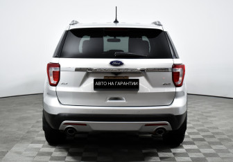 Подержанный автомобиль Ford Explorer 2017 года (6 фото)