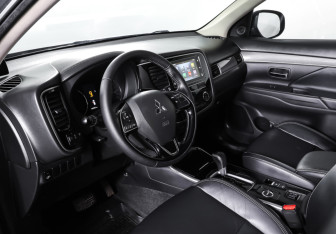 Подержанный автомобиль Mitsubishi Outlander 2019 года (15 фото)