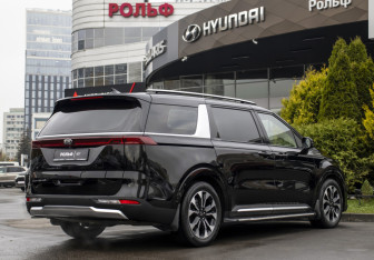 Подержанный автомобиль Kia Carnival 2021 года (5 фото)