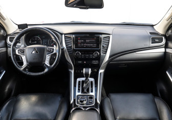 Подержанный автомобиль Mitsubishi Pajero Sport 2019 года (12 фото)