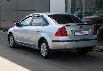 Подержанный автомобиль Ford Focus Sedan 2007 года (7 фото)