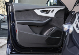 Подержанный автомобиль Audi Q8 2021 года (19 фото)