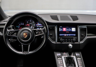 Подержанный автомобиль Porsche Macan 2016 года (8 фото)