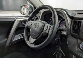 Подержанный автомобиль Toyota RAV4 2017 года (21 фото)