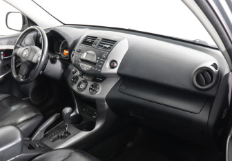 Подержанный автомобиль Toyota RAV4 2006 года (6 фото)