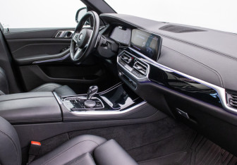 Подержанный автомобиль BMW X5 2021 года (10 фото)