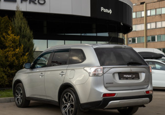 Подержанный автомобиль Mitsubishi Outlander 2014 года (5 фото)