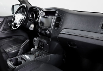 Подержанный автомобиль Mitsubishi Pajero 2011 года (16 фото)