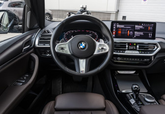 Подержанный автомобиль BMW X3 2024 года (10 фото)