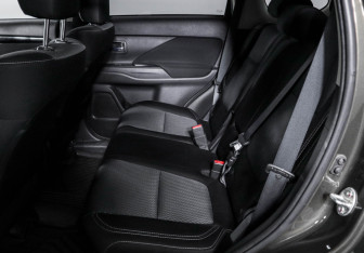 Подержанный автомобиль Mitsubishi Outlander 2019 года (10 фото)
