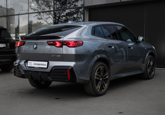 Подержанный автомобиль BMW X2 2024 года (4 фото)