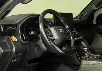 Подержанный автомобиль Toyota Land Cruiser Suv 2022 года (13 фото)