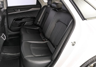 Подержанный автомобиль Kia K5 2023 года (18 фото)