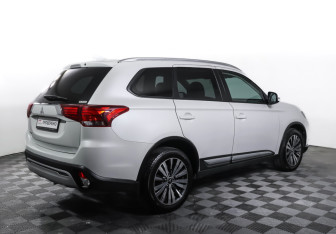 Подержанный автомобиль Mitsubishi Outlander 2021 года (5 фото)