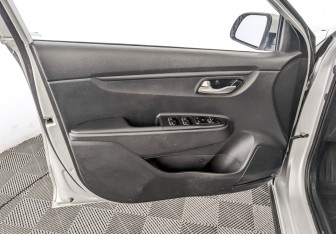 Подержанный автомобиль Kia Rio Hatchback 2021 года (19 фото)