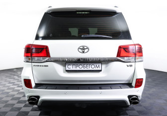 Подержанный автомобиль Toyota Land Cruiser Suv 2016 года (6 фото)