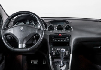 Подержанный автомобиль Peugeot 308 Hatchback 2011 года (12 фото)
