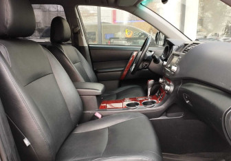 Подержанный автомобиль Toyota Highlander 2010 года (10 фото)
