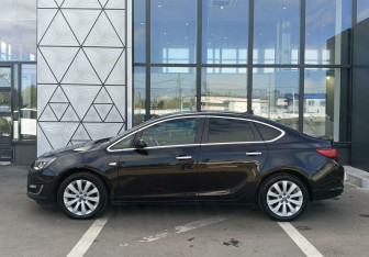 Подержанный автомобиль Opel Astra Sedan 2013 года (8 фото)