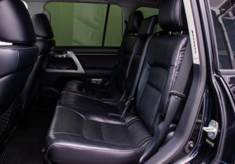Подержанный автомобиль Toyota Land Cruiser Suv 2013 года (11 фото)