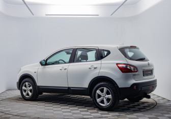 Подержанный автомобиль Nissan Qashqai 2010 года (7 фото)